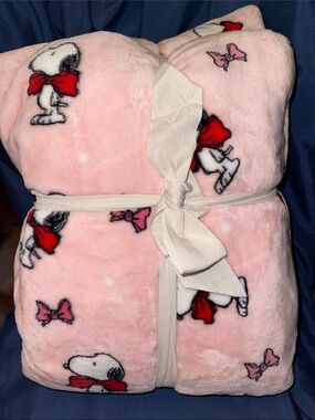 Plush Pink Snoopy Throw Blanket with Bow Accents